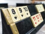 لعبة الأوكي الرومي الملكي باللون الأسود اللؤلؤي مع 106 أحجار و4 ستاندات فاخرة