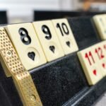 لعبة الأوكي الرومي الملكي باللون الأسود اللؤلؤي مع 106 أحجار و4 ستاندات فاخرة
